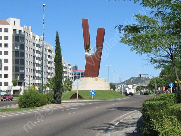 Valladolid - Columna forma del sonido Valladolid de Lorenzo Frechilla del Rey - Paseo de Zorrilla 002 2008