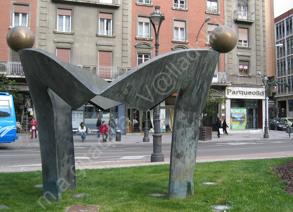 Valladolid - Encuentro o El abrazo de Feliciano Alvarez Buenaposada - Plaza Madrid 003 - 2008