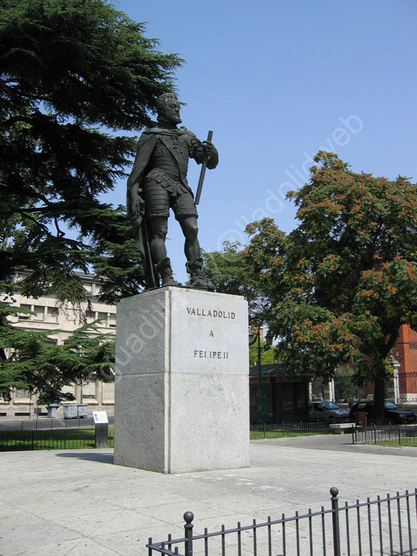 Valladolid - Monumento a Felipe II de Federico Coullaut-Valera 003 - Plaza San Pablo 2003