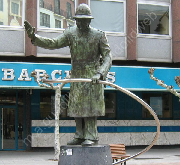 Valladolid - Monumento al Guardia Urbano de Ana Hernado 001 - Calle Maria de Molina 2003