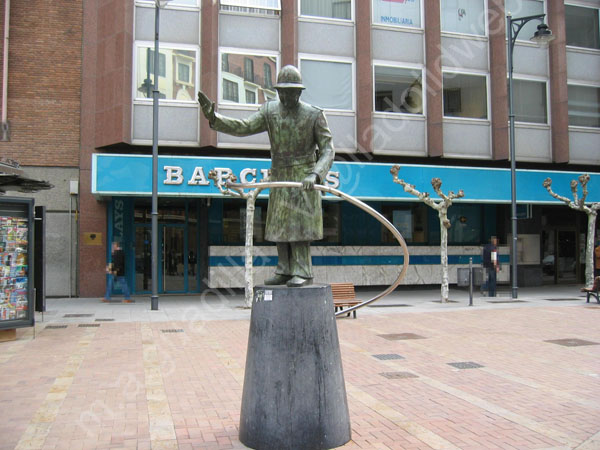 Valladolid - Monumento al Guardia Urbano de Ana Hernado 002 - Calle Maria de Molina 2006