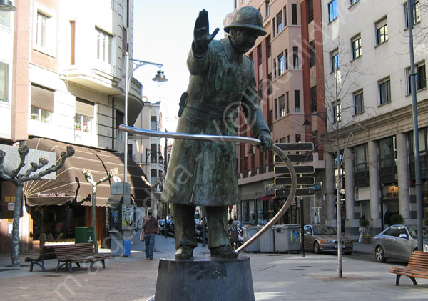 Valladolid - Monumento al Guardia Urbano de Ana Hernado 003 - Calle Maria de Molina 2008