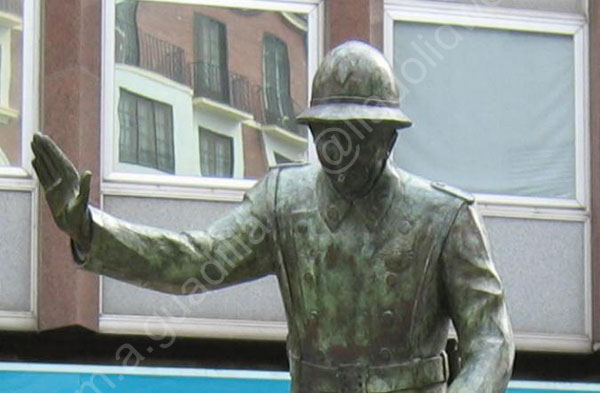 Valladolid - Monumento al Guardia Urbano de Ana Hernado 005 - Calle Maria de Molina 2008