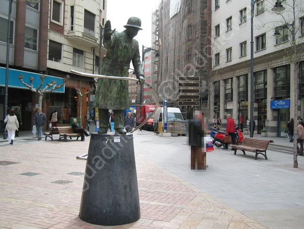 Valladolid - Monumento al Guardia Urbano de Ana Hernado 007 - Calle Maria de Molina 2006