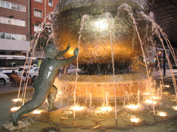 Valladolid - La bola del mundo de Ana Jimenez 1996 - Plaza de Espana 104 - 2008