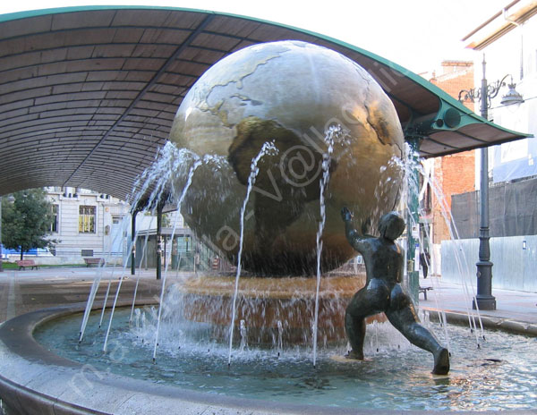 Valladolid - La bola del mundo de Ana Jimenez 1996 - Plaza de Espana 107 - 2008