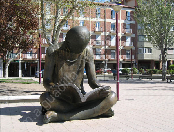 Valladolid - Nina Leyendo de Belen Gonzalez 2002 - Plaza de las Batallas 002 2008