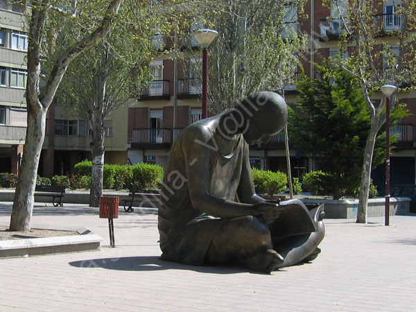 Valladolid - Nina Leyendo de Belen Gonzalez 2002 - Plaza de las Batallas 003 2008